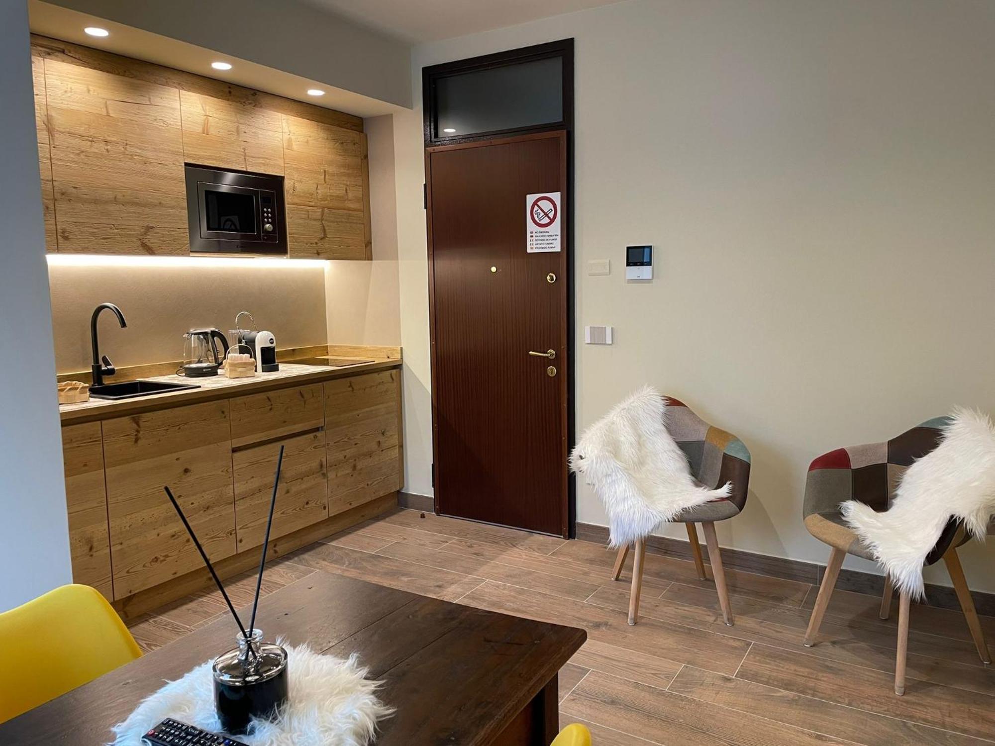 אאוסטה Trilogy Apartment מראה חיצוני תמונה